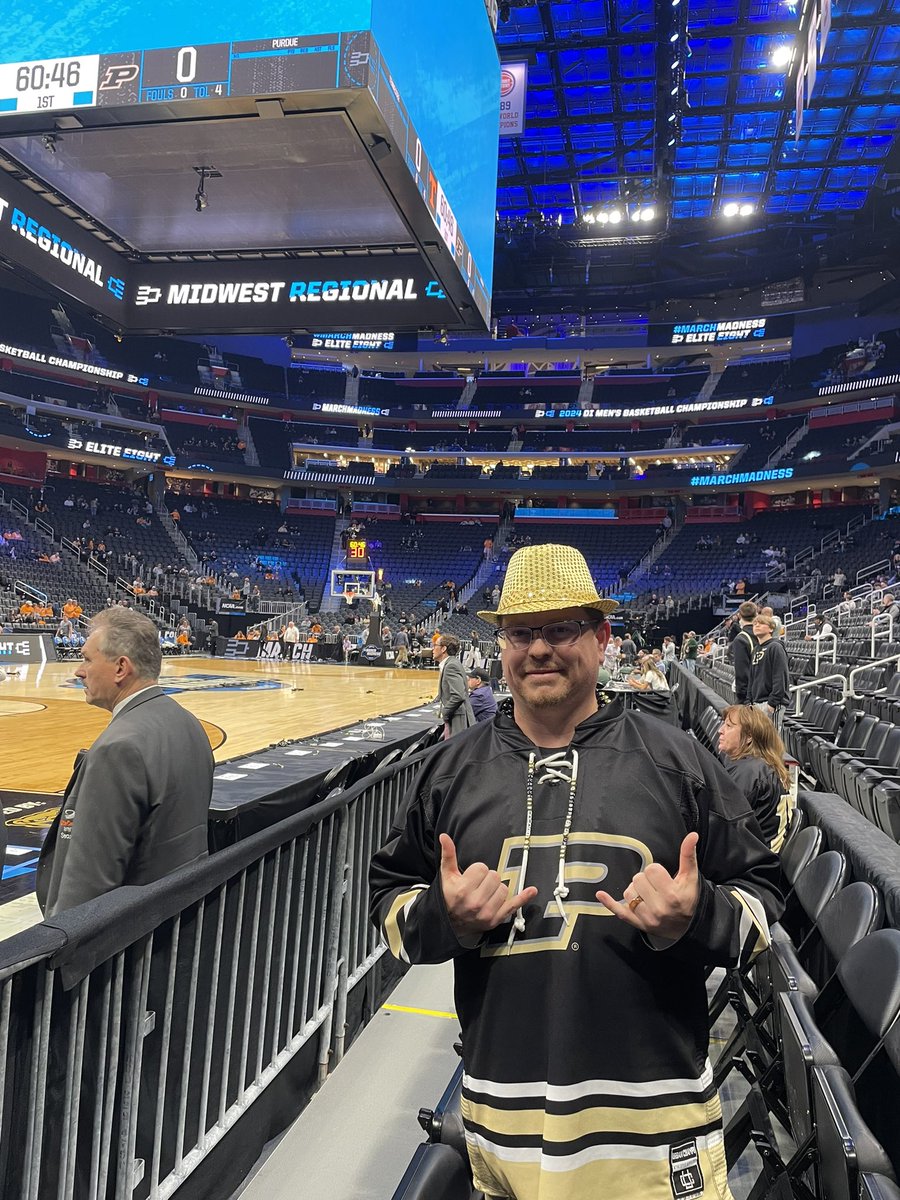 Gold Fedora Guy tweet media