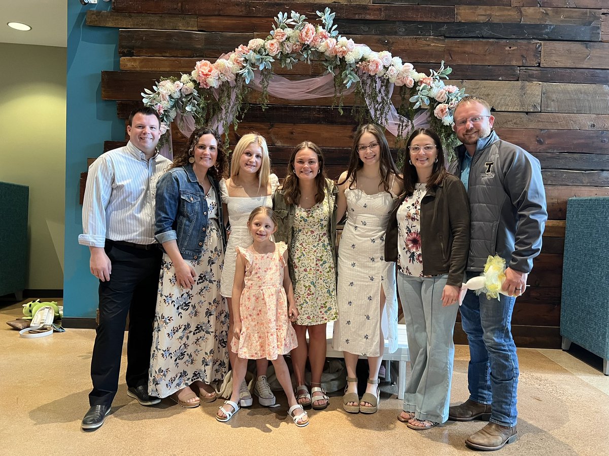 AnnaMarch74136's tweet photo. Happy Easter! How lucky are we that the God of the universe died on the cross to cover our sins! Today, let’s make sure we thank him and celebrate that he rose again! https://t.co/BPDHDqRvmi