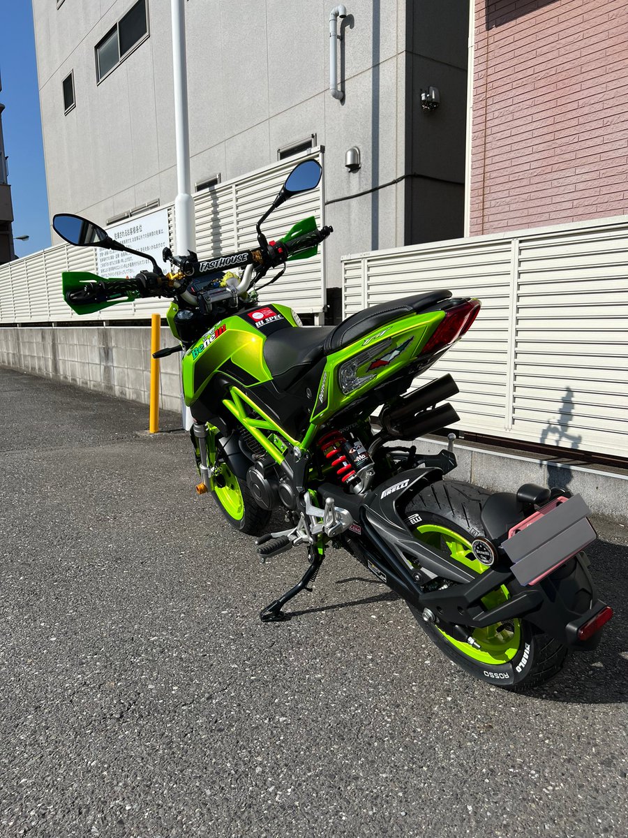 昨日はタップリ乗れたから今日はバイクを労わりました。
車体カバーを洗剤使って裏表をゴシゴシ。
バイクもシャンプーでアワアワ＋ワックスでピカピカ✨
チェーンも汚れた落としてベルハンシュッシュ。
充実した1日でした😁
＃ベネリ
＃TNT125