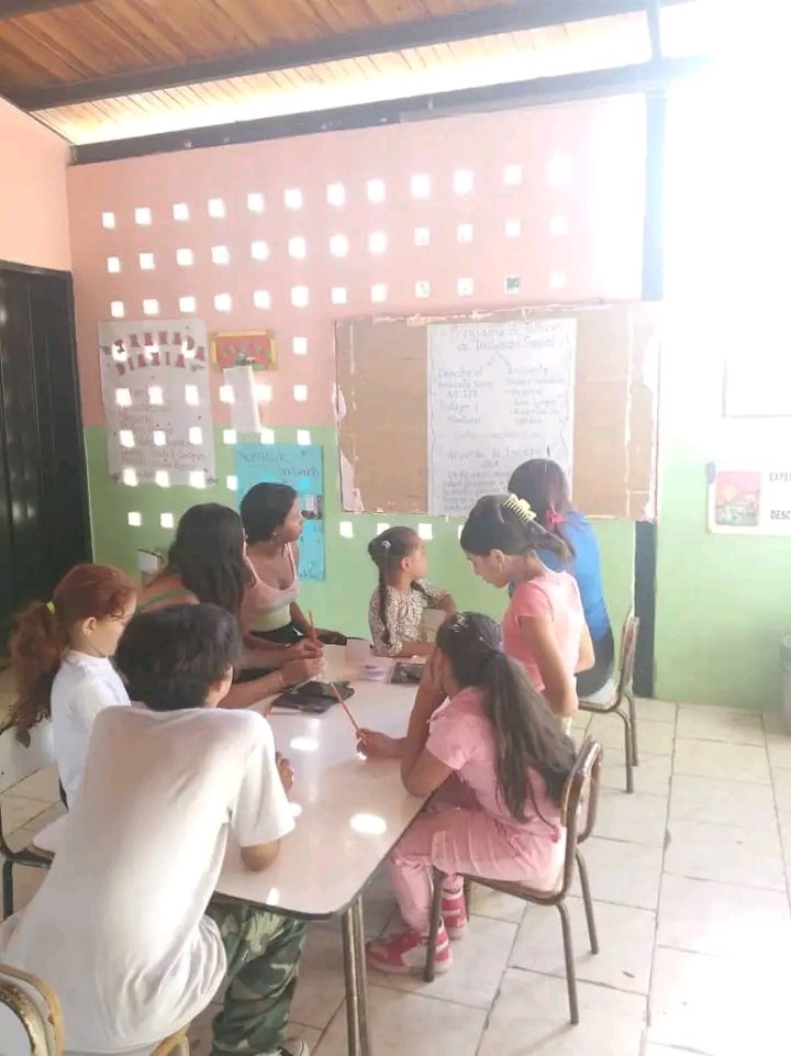 Niñas, niños y  adolescentes del grupo de base MOANI de la comunidad de la Ruezga Norte en Barquisimeto, participan en conversatorio taller sobre el Derecho a un ambiente sano. El espacio forma parte de las actividades en el marco del "Programa de inclusión social de Nats"