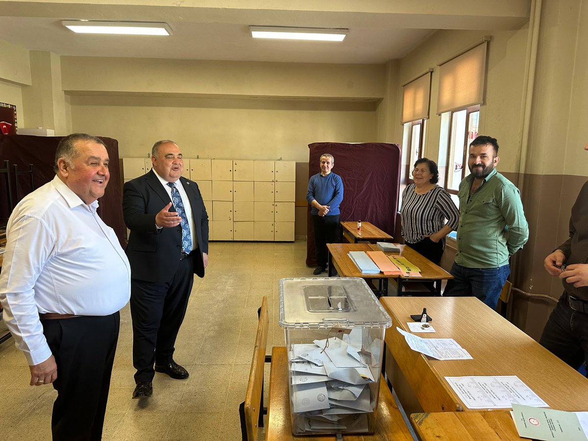 HuseyinFF74's tweet photo. Mahalli İdareler Seçimlerinde oy kullanma süresinin bitimine az bir zaman kaldı. 

Seçimin huzur içinde geçmesi için gayret gösteren emniyet güçlerine, titizlik ve hassasiyetle görevlerini yapan sandık görevlileri ile müşahitlere teşekkür ediyorum. https://t.co/B28r3q5Nop