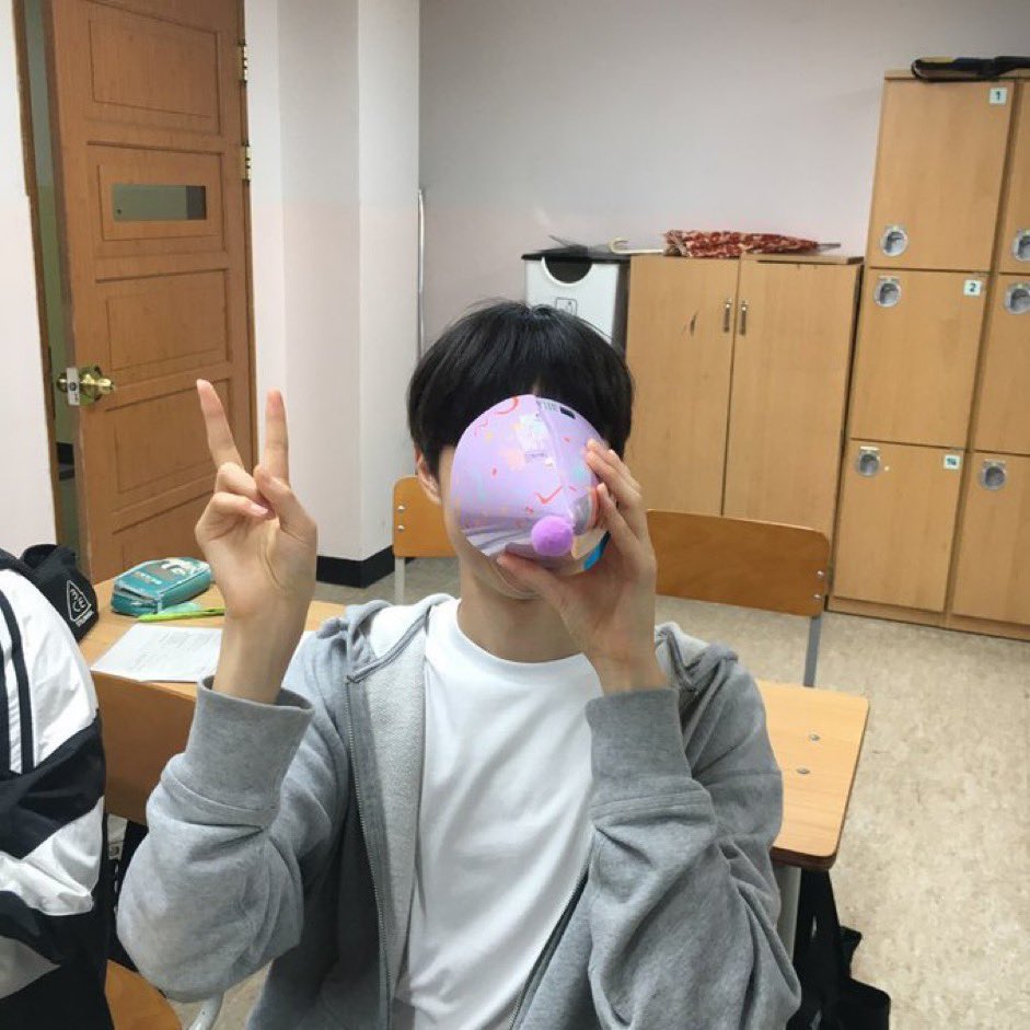dlwp2e's tweet photo. 아니 두 개 다른 사진인 줄 몰랐어 지금알앗어 헐 https://t.co/KJWzqDrdLQ