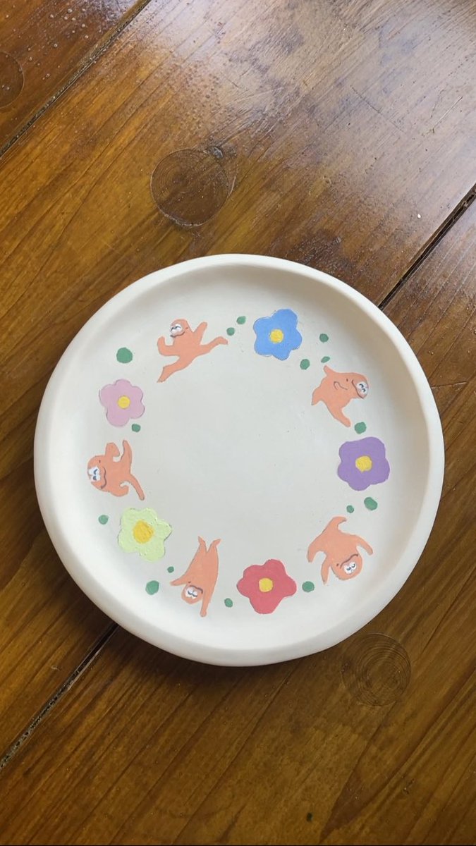 先日絵付けしたお皿が焼き上がりました！しっかり色もでていて大満足🍄

4/20(土)
第4回Maitakeワークショップは
丸皿への絵付け体験！

3500円コース（1h）
4500円コース（2h）

4500円コースでは描いたお皿のデザインでワッペンもプレゼント🎁

ご予約受付中です！