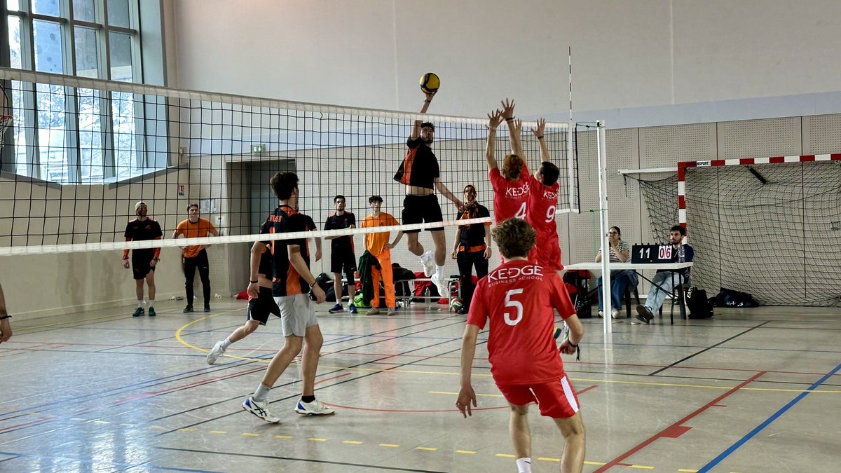 KedgeBS's tweet photo. #ChallengeEcricome 🏐 | Toujours au volleyball, c’est au tour des équipes féminine & masculine de Bordeaux 🔴⚪️ d’affronter @RennesSB 🟠⚪️. https://t.co/WTrLFQmcKp