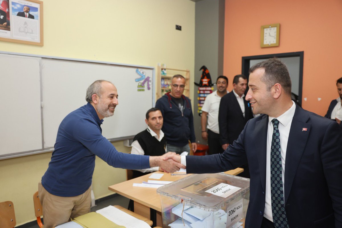 MuharremTUTUS's tweet photo. İnşallah bugün emeklerimizin karşılığını alacağız...
Sandıklarımıza sahip çıkmak adına görev başında olan tüm arkadaşlarımıza teşekkür ediyorum. Büyük bir titizlikle, son ana kadar milletimizin iradesine sahip çıkacağız. https://t.co/B23cOMGevD