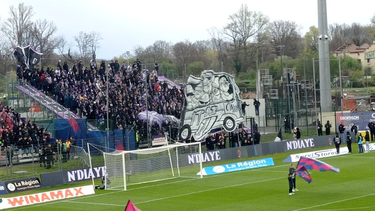 Tifo des @Indians_Tolosa dans le parcage (plein) à Clermont #CF63TFC @Ladepechesports