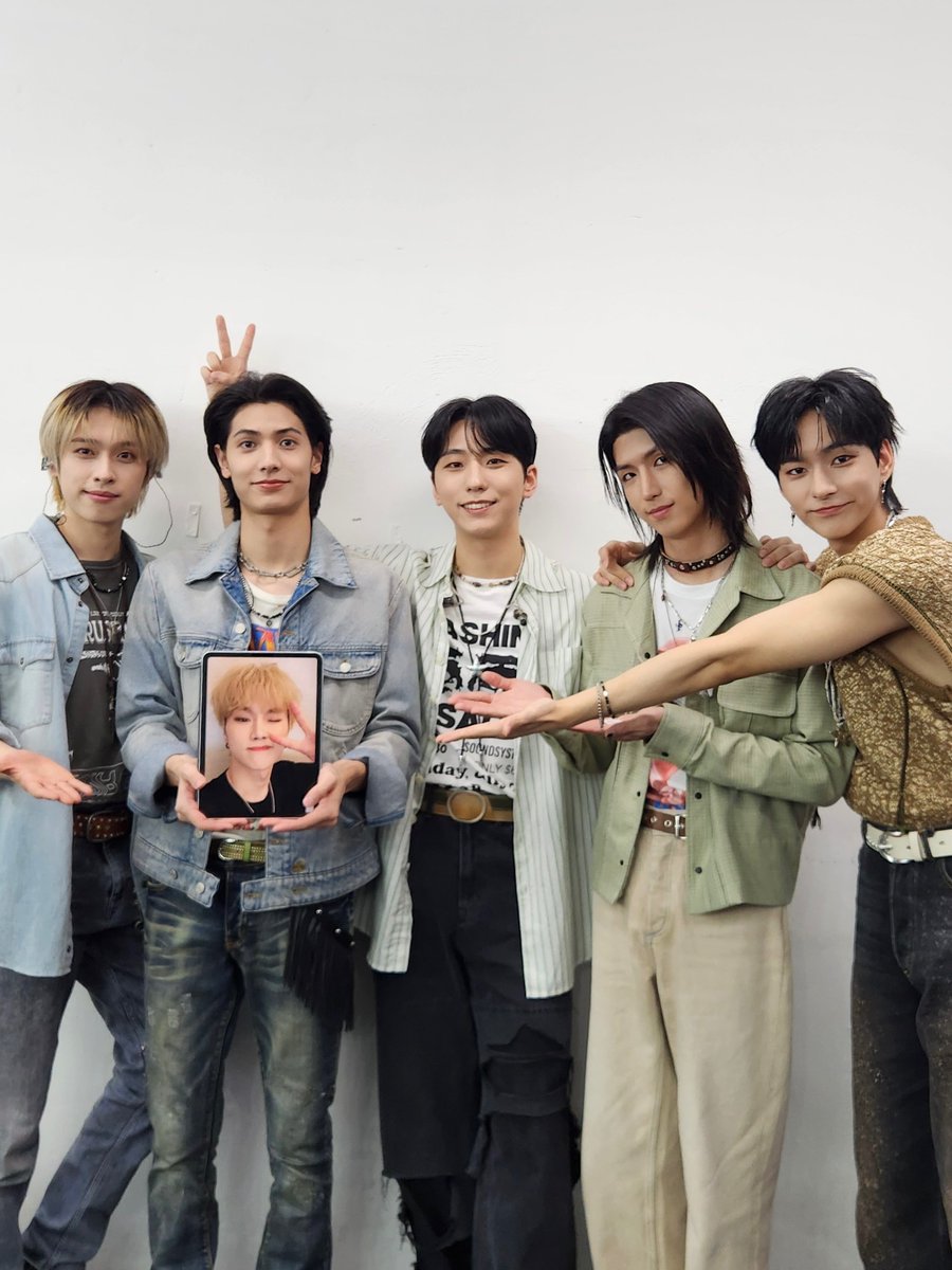 [ #Xtra_Scenes ]

Villains in Bangkok😈
Villains, you are the real MVPs🏆
Your passion is what makes these moments so special🌟

#XdinaryHeroes #엑스디너리히어로즈
#BreaktheBrakeWorldTour
#WE_ARE_ALL_HEROES