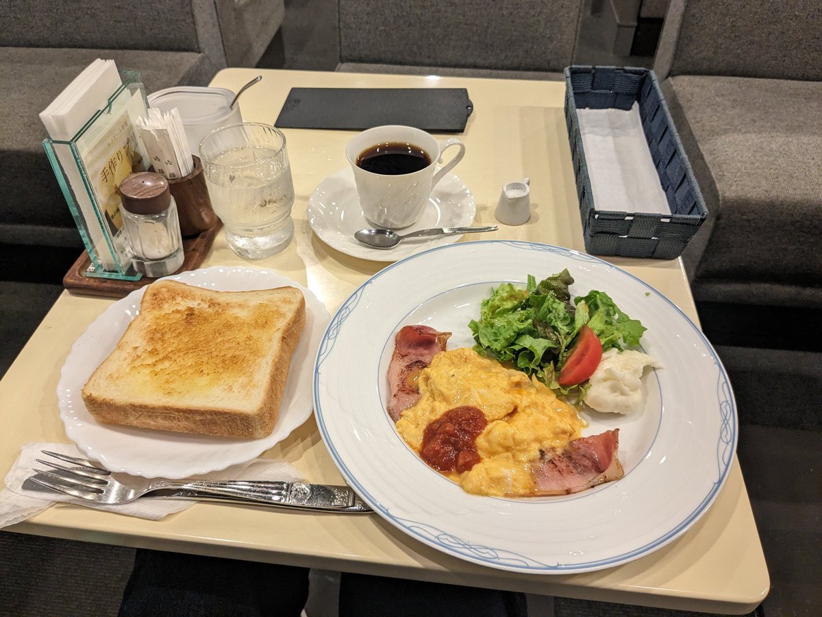 fk_hitori's tweet photo. 明日から平日ランチがほぼ利用できなくなるので、今週は食べおさめ行脚！

①ルノワール（電気ビル内）のモーニング
②ブロードランド（電気ビル内）のモーニング
③火と人食堂（パピヨン24内）のランチ
④エムズキッチン（福岡合同庁舎新館）のランチ

③④は所謂社員食堂。一般人利用オッケー！ https://t.co/4P3xXmeTU7