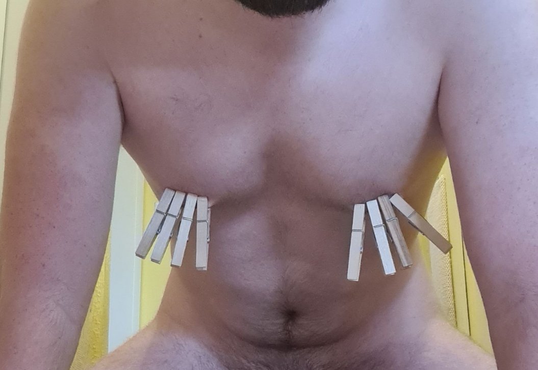 ast_arot's tweet photo. Domingo de entrenamiento, comenzamos con el calentamiento.
#bdsm , #training, #slave, #slaveboy, #master, #nipples, #clothespins https://t.co/l8UShBzNEF