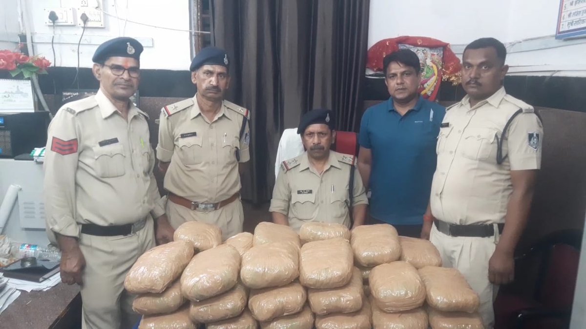 SP Railway Jabalpur (@sprailjabalpur) on Twitter photo दुर्ग नौतनवा एक्सप्रेस में सघन चेकिंग कर जीआरपी सतना ने जप्त किया 774000 रूपए
कीमत का  77 किलो 400 ग्राम अवैध मादक पदार्थ गांजा। दुर्ग नौतनवा एक्सप्रेस में सघन चेकिंग कर जीआरपी सतना ने जप्त किया 774000 रूपए
कीमत का  77 किलो 400 ग्राम अवैध मादक पदार्थ गांजा।