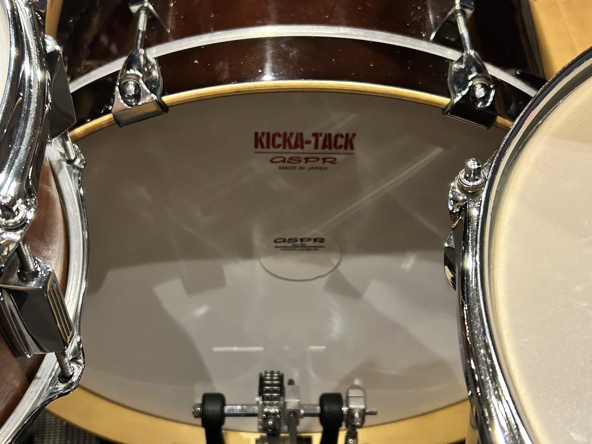 hiro9231's tweet photo. カノウプスのドラムセットのバスドラにアサプラのKICKATACKのコーテッドに張り替えてみた
クリアより音がマイルドかつ名前通りアタックもあり、ノーミュートでこの音は感動‼️
もっと広まって欲しいです😊
#aspr #kickatack #samsuncymbal https://t.co/FH8kujyv9K