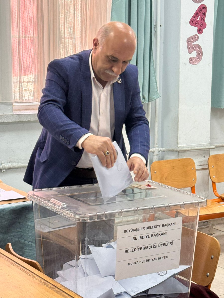 Oyumuzu Bağlar Hüseyin Uluğ İlkokulu 1332 no'lu sandıkta kullandık. Emek veren tüm adaylara başarılar diliyoruz. Seçim sonuçları ne olursa olsun Rabbimize duamız ve Rabbimizden isteğimiz beş sene boyunca Bağlarımıza hayırlı hizmetlerin yapılması.

#YenidenRefah