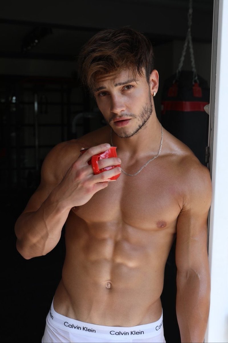 DiverCityMx's tweet photo. ¡Buenos días, chicos gay! Espero que este día esté lleno de amor, orgullo y arcoíris 🌈 ¡A ser auténticos y felices sin importar lo que digan los demás! 🌟 #AmorGay #ProudAndHappy https://t.co/W9R50IkS0B