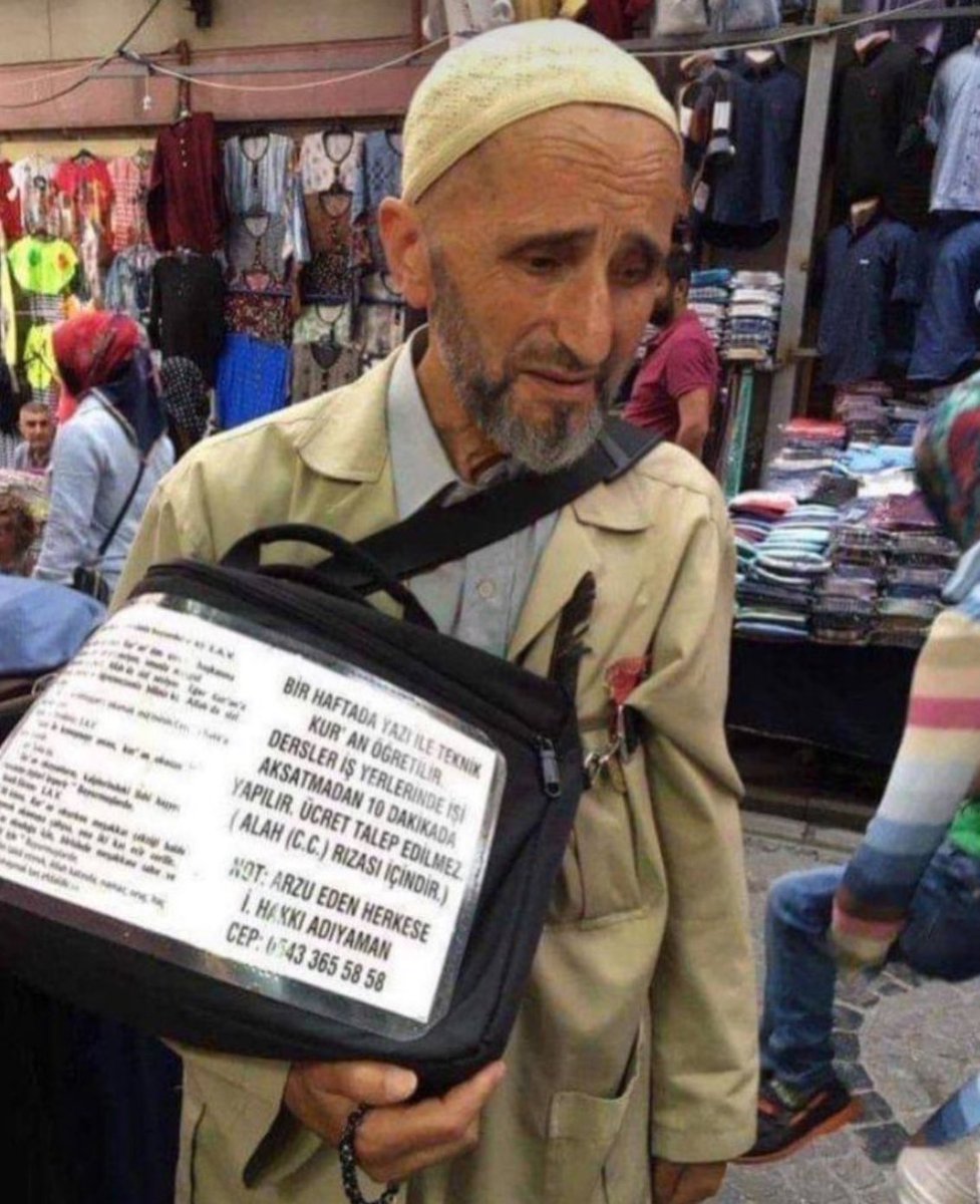Un homme a été aperçu dans les rues en Turquie tenant une pancarte ou il est écrit: «  Je peux vous enseigner a lire le Coran en une semaine, je peux me déplacer dans vos lieux de travail sans gêner votre travail. Je ne demande aucun frais, je fais ça pour l’amour d’Allah »