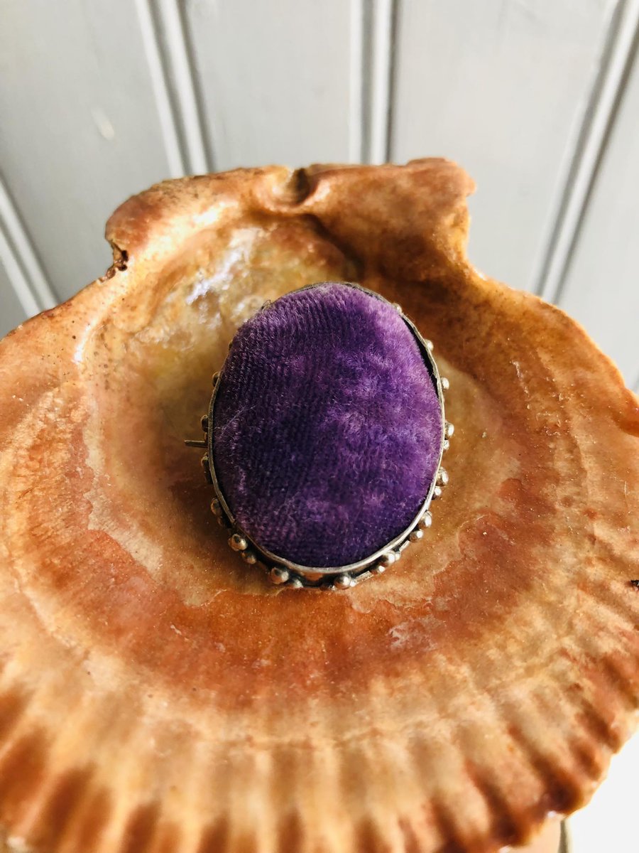 Carthagepurple's tweet photo. My new lmperial purple brooches  are made of pieces of hand woven silk velvet over dyed with genuine Carthaginian purple embedded within a silver or golden frame.

Ideal for ceremonies, gifts or special occasions

Shapes and sizes can be customized 

PM if interested. https://t.co/aIH1dS6iSt