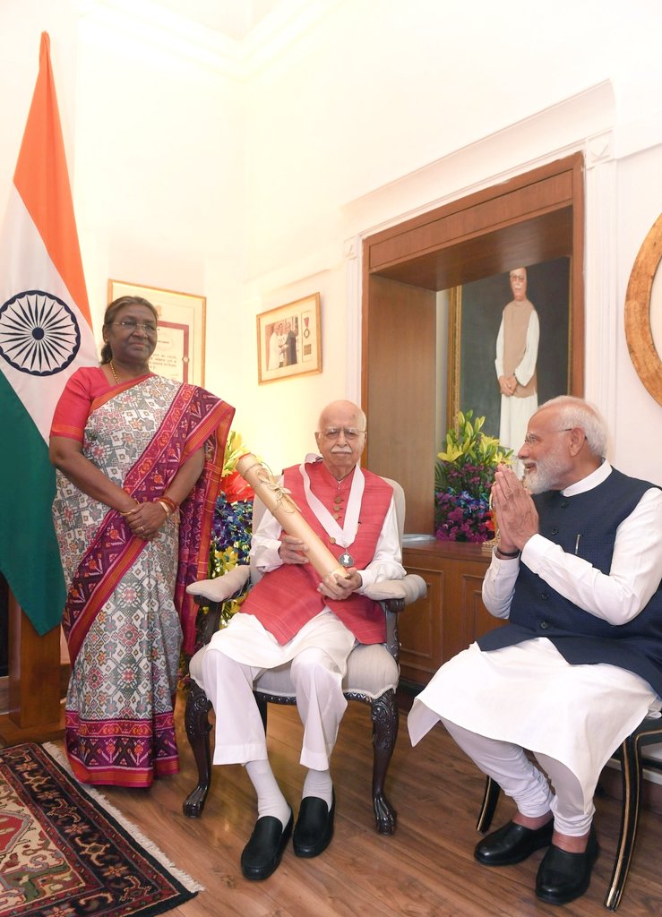 देश की महामहिम राष्ट्रपति खड़ी हैं और PM मोदी बैठे हैं।

एक बार फिर PM मोदी ने जानबूझकर आदिवासी महिला राष्ट्रपति का अपमान किया है। 

यह पहली बार नहीं है- जब नई संसद का उद्घाटन हुआ तब उन्हें बुलाया नहीं गया और राम मंदिर के प्राण प्रतिष्ठा कार्यक्रम में भी राष्ट्रपति जी नहीं दिखीं।