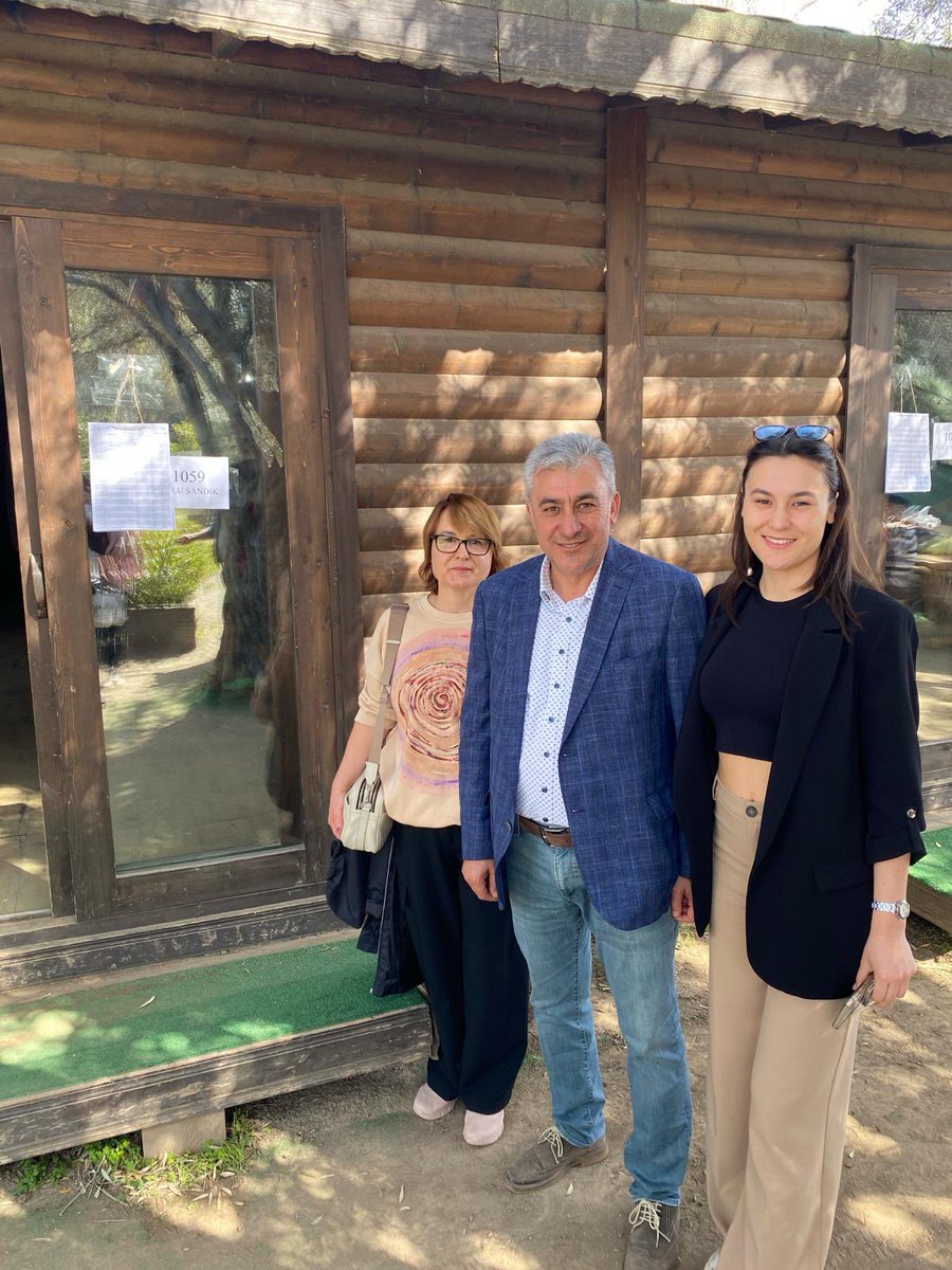 omustafaince's tweet photo. Her seçimdeki gibi Yaka Mahallesi 59 No’lu sandıkta eşim Nilüfer, kızım Sinem ile birlikte oyumuzu kullandık. Güzelbahçe’mize İzmir’e ve ülkemize hak, hukuk,adalet dolu huzurlu ve mutlu seçim sonuçları dilerim. https://t.co/0AMuT9fEp2