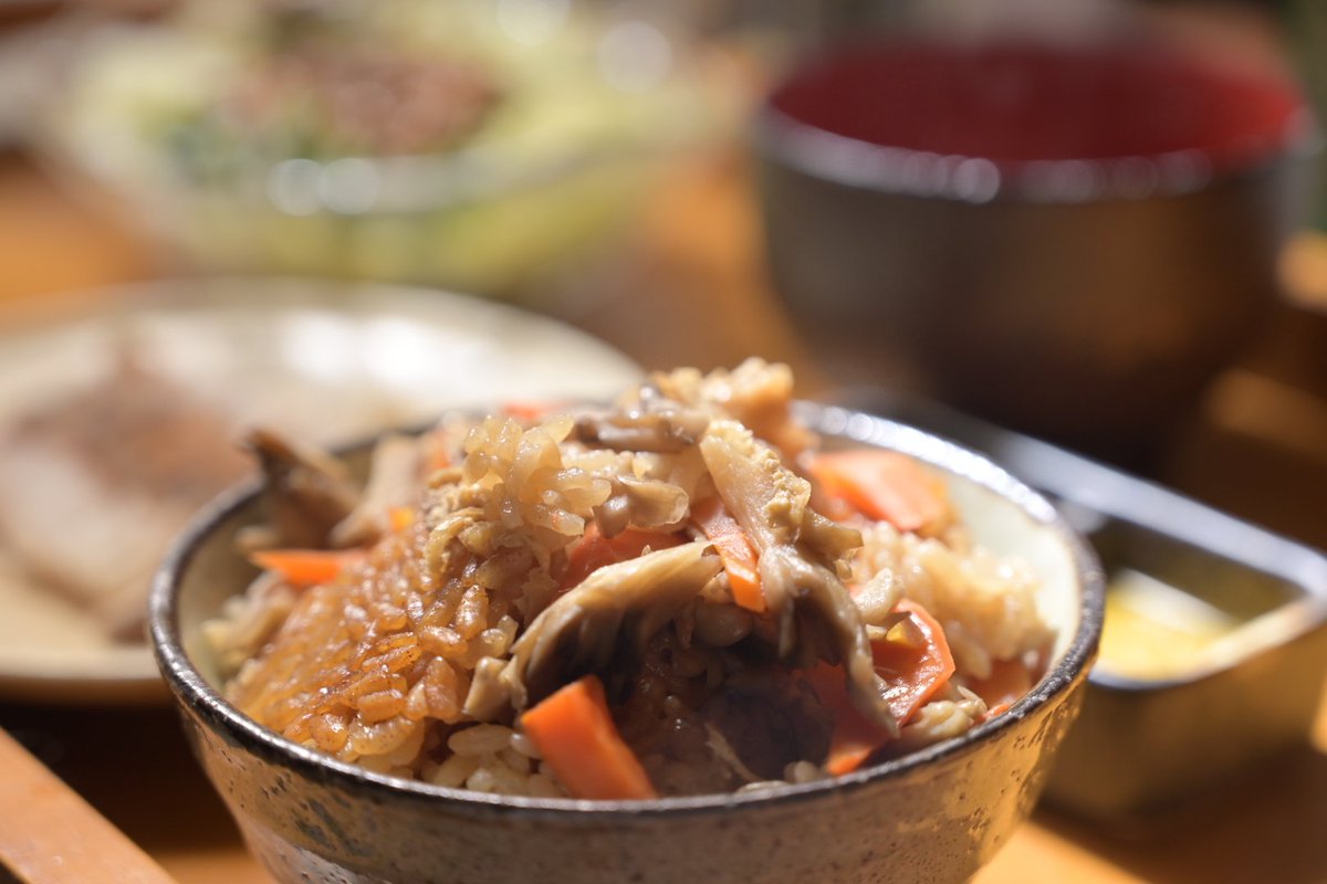 kay_nanaka's tweet image. 今夜の晩餐
きのこの炊き込みご飯と石鯛のタタキ
グレープシードオイルドレッシングの納豆サラダ
#i60a