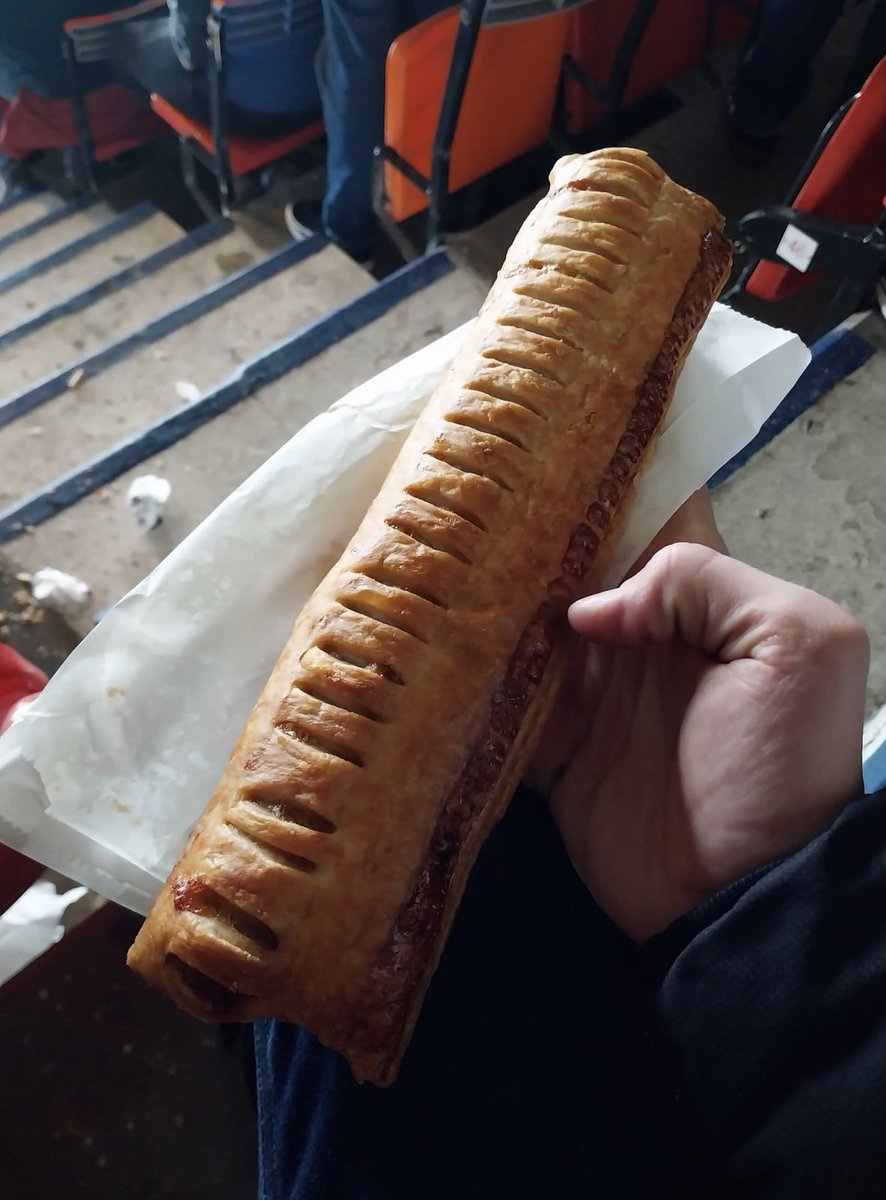 FootyScran's tweet photo. 10 inch sausage roll at Swindon Town (@Official_STFC) 

💷 £3.50 https://t.co/4ESrBo1PCi