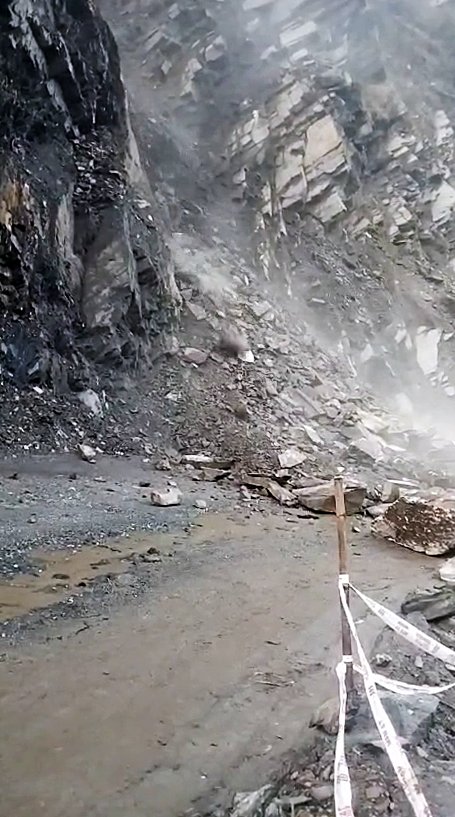 RisingKashmir's tweet photo. #JammuSrinagarNationalHighway 44 is blocked due to #mud sliding and shooting stones at #Mehad #Dalwas and #KishtwarPather, in #Ramban on Sunday. (ANI Photo)
@diprjk @Traffic_hqrs https://t.co/FP958Rumy1