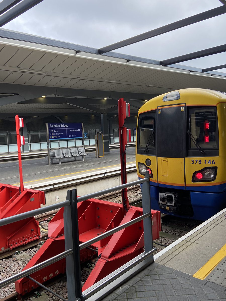 🚂 Just caught the *Overground* from Sydenham to *London Bridge* due to engineering works 🌅 If Southern Rail continue to refuse to add more services to their timetable, TfL must add this service to reduce morning overcrowding