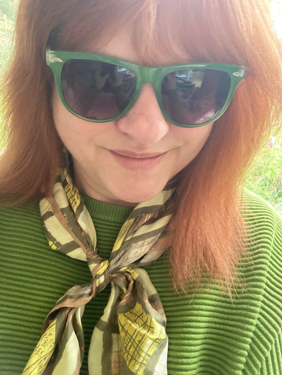 Saying Hello to spring in all-out green today, including a subtle scarf for my #knotandtriangle buddies that has been a real grower for me - a present from one of my best friends, also a scarf connoisseur. 
Happy Easter chicks!
@addictiveburn @leabysea @tusenoch @REmbroiderer