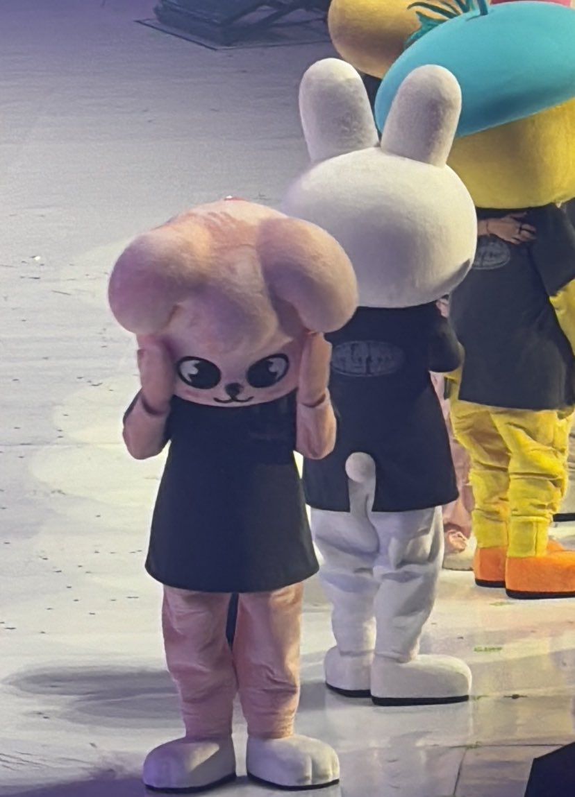 seungscience's tweet photo. thread of puppym being the main event at the fanmeet once again extending his reign as the one true legitimate emperor of kpop https://t.co/Bbr7LyU6WP