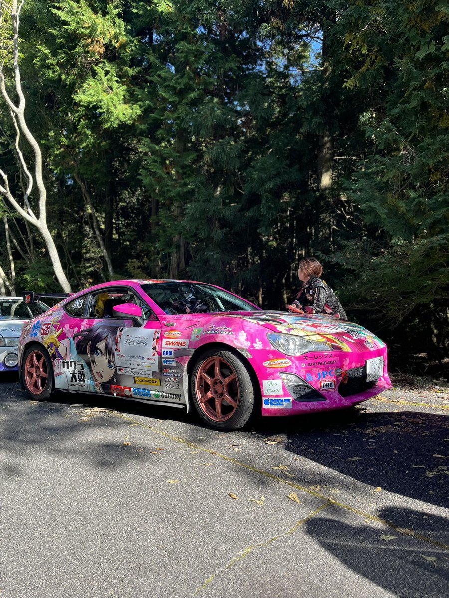 86co_driver's tweet photo. 4月になるので自己紹介🚗
86で姉妹でラリーしてます。
わたし(妹)はコドラ、ドライバー(姉)@furumoto_mao です！
女の子らしいピンクの車、かっこよくて超派手な86さん💓
じゃがりこが大好きなので、応援来てくださる際、くれたら喜びます🤩
皆さんの応援が力になってます🙇‍♀️
よろしくお願いします！ https://t.co/NM6r13hgGe