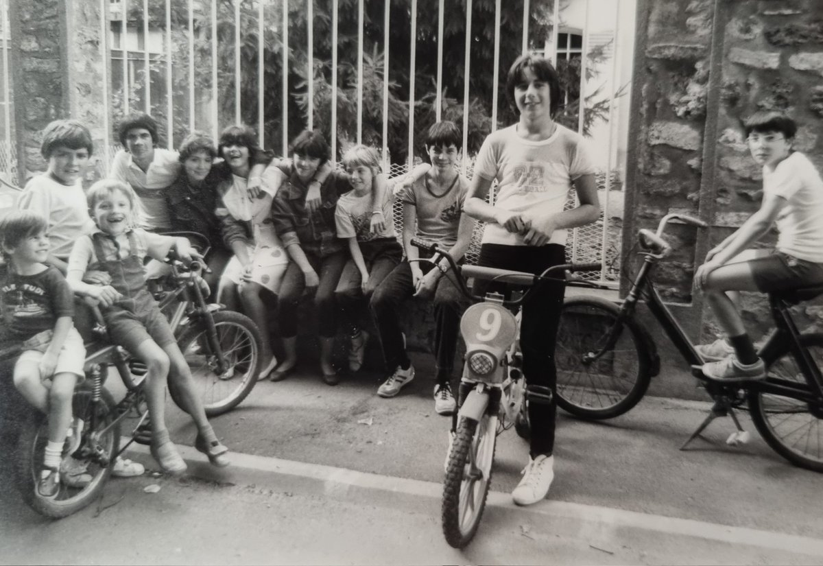 Bonjour @lartot Il semblerait que nous soyons tous les deux sur cette photo : quai Léon Chausson à #Gargenville, en 1983 probablement.