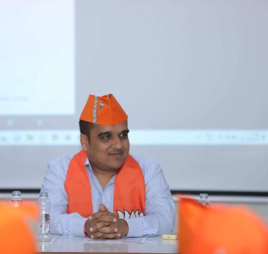 sanghaviharsh's tweet photo. આજરોજ મજુરા વિધાનસભાના ભારતીય જનતા પાર્ટીના હોદ્દેદારો સાથે આગામી લોકસભાની ચૂંટણીના અનુસંધાને બેઠક યોજીને આયોજનલક્ષી અગત્યના મુદ્દાઓ પર ચર્ચા કરી.

માનનીય પ્રધાનમંત્રી શ્રી @narendramodi સાહેબના માર્ગદર્શનમાં રાષ્ટ્રના વિકાસને કેન્દ્રમાં રાખીને કટિબદ્ધતા સાથે ૪૦૦ પારના લક્ષ્યને સાકાર કરવાની દિશામાં આગળ વધવા સંકલ્પ કર્યો તથા ચૂંટણીમાં વિકાસનું કમળ ખીલશે તેવા હોદ્દેદારોના દ્રઢ વિશ્વાસને વધાવ્યો.

#Modisarkar400Paar