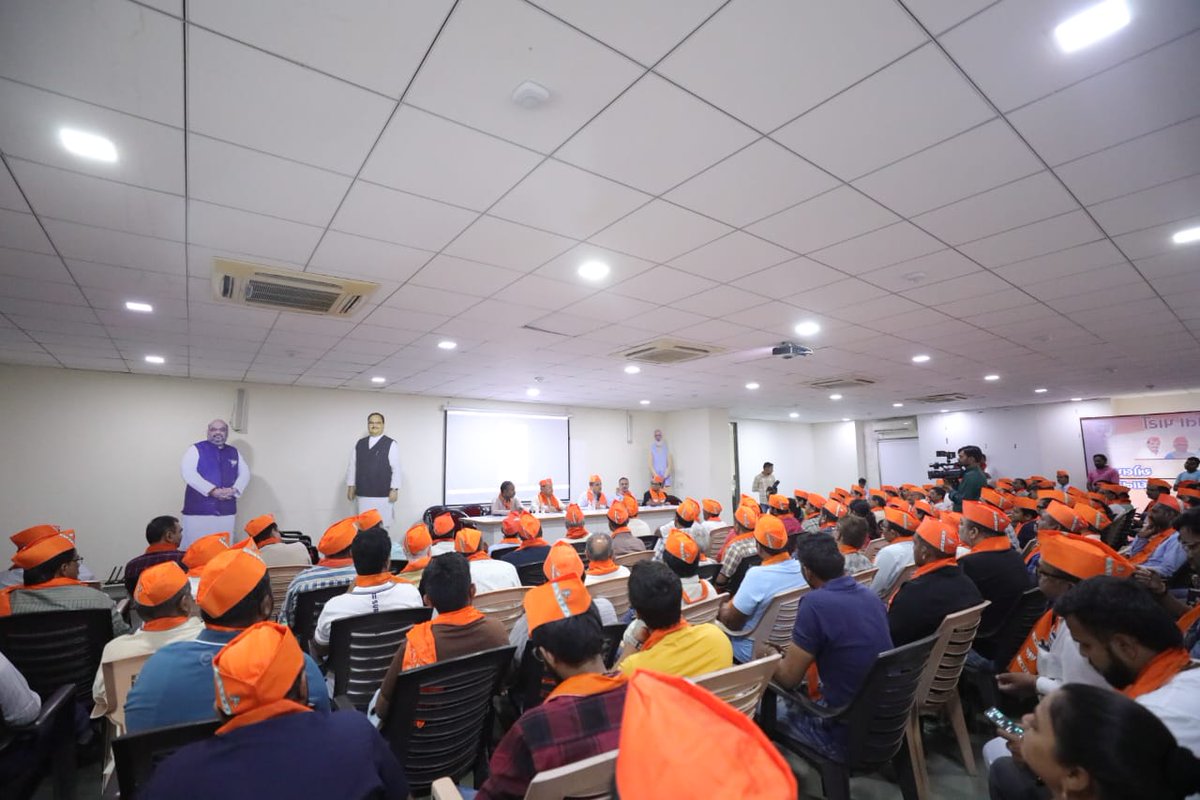 sanghaviharsh's tweet photo. આજરોજ મજુરા વિધાનસભાના ભારતીય જનતા પાર્ટીના હોદ્દેદારો સાથે આગામી લોકસભાની ચૂંટણીના અનુસંધાને બેઠક યોજીને આયોજનલક્ષી અગત્યના મુદ્દાઓ પર ચર્ચા કરી.

માનનીય પ્રધાનમંત્રી શ્રી @narendramodi સાહેબના માર્ગદર્શનમાં રાષ્ટ્રના વિકાસને કેન્દ્રમાં રાખીને કટિબદ્ધતા સાથે ૪૦૦ પારના લક્ષ્યને સાકાર કરવાની દિશામાં આગળ વધવા સંકલ્પ કર્યો તથા ચૂંટણીમાં વિકાસનું કમળ ખીલશે તેવા હોદ્દેદારોના દ્રઢ વિશ્વાસને વધાવ્યો.

#Modisarkar400Paar