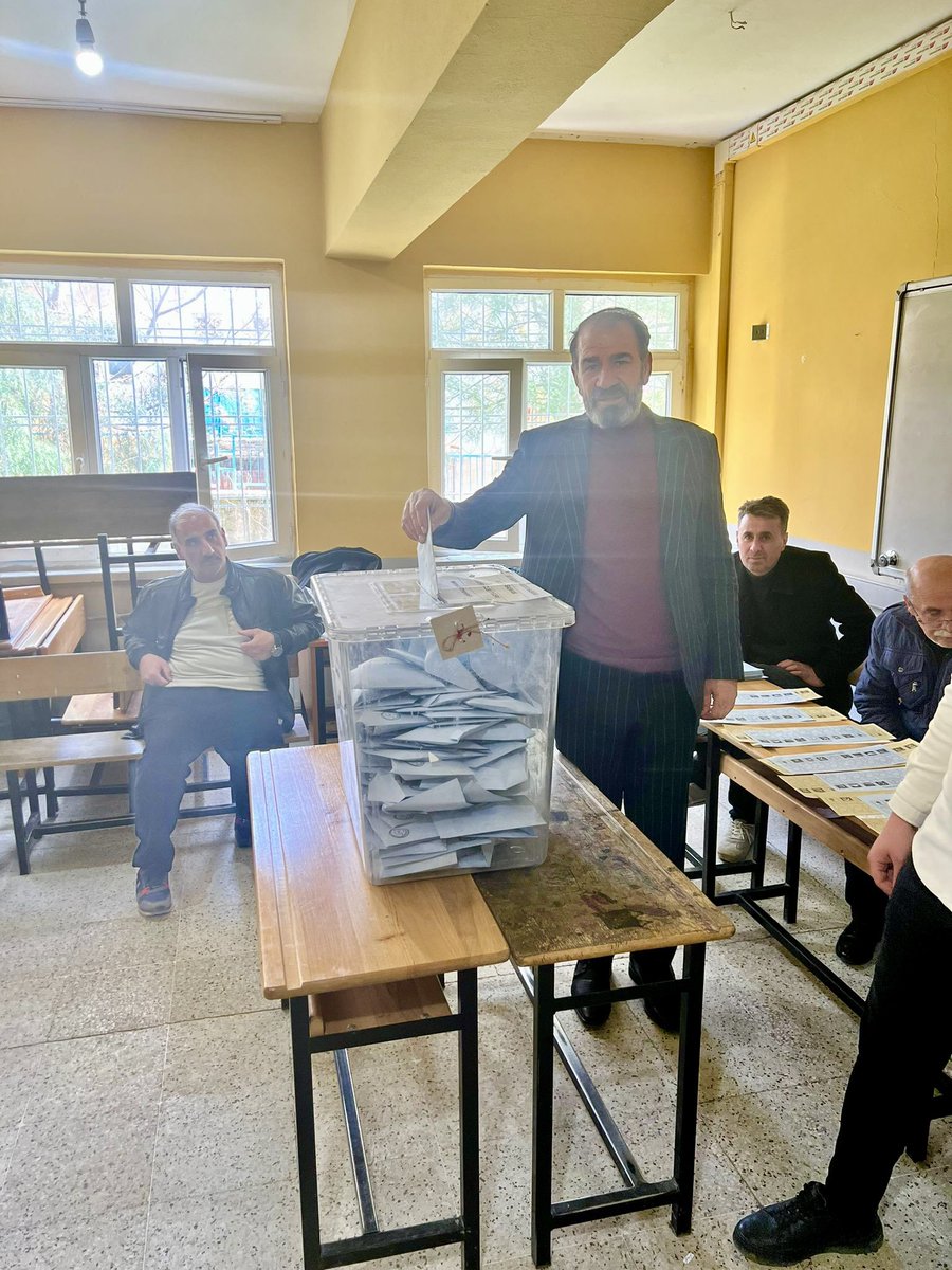 Oyumuzu kullandık. Seçim sonuçları şehrimiz, ülkemiz ve milletimiz için hayırlara vesile olsun. Seçim bölgelerinde, okullarda ve sandık başında görevli tüm vatandaşlarımıza da kolaylıklar diliyorum.