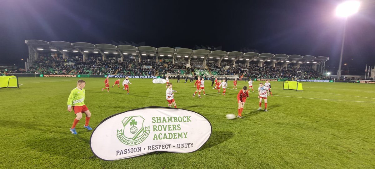 We were delighted to welcome the U7s, U8s & U9s teams from partner club Templeogue United to Tallaght on Friday night for a blitz at Sean Walsh Park Astro before taking in the Dublin Derby in the new North Stand ☘️ The 2013 group were also our guests for the half time game ⚽️