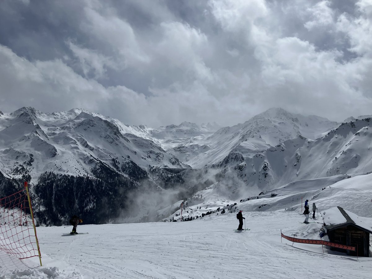 ValaisDude's tweet photo. Today turned into a beauty - last night’s storm deposited 10cm of fresh on the upper slopes and there were even some moments of sunshine #Nendaz #Thyon #Veysonnaz https://t.co/5XiUA9OeWQ