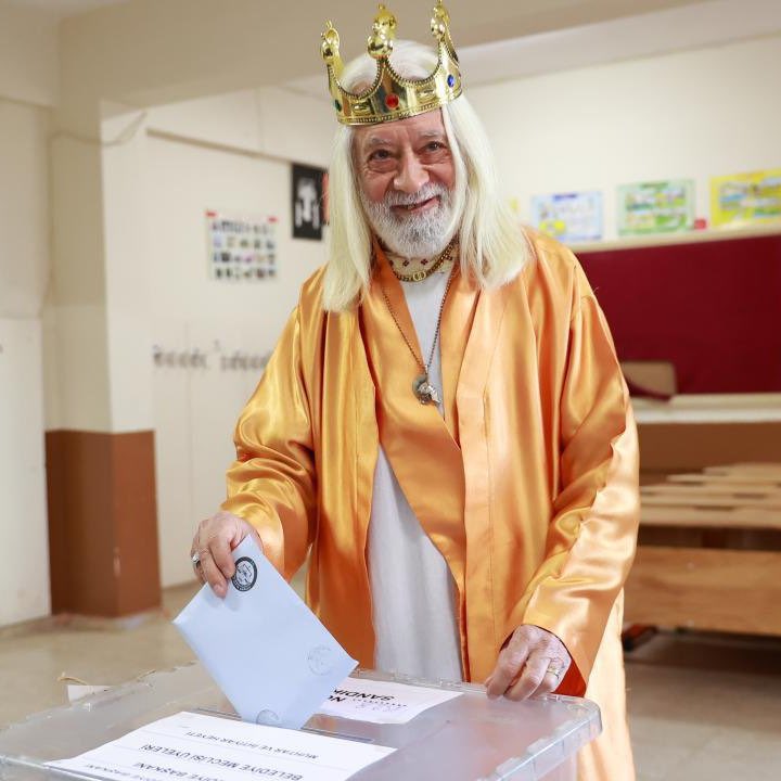 Bugün Adana'da seçimden mükemmel bir kare,bir çok kişi yadirgamis bu resmi , lakin benim vermek istediği mesaj çok hoşuma gitti Kendi dünyamda ,kendi kendimin Kralıyım sen çok yaşa emi 🫶