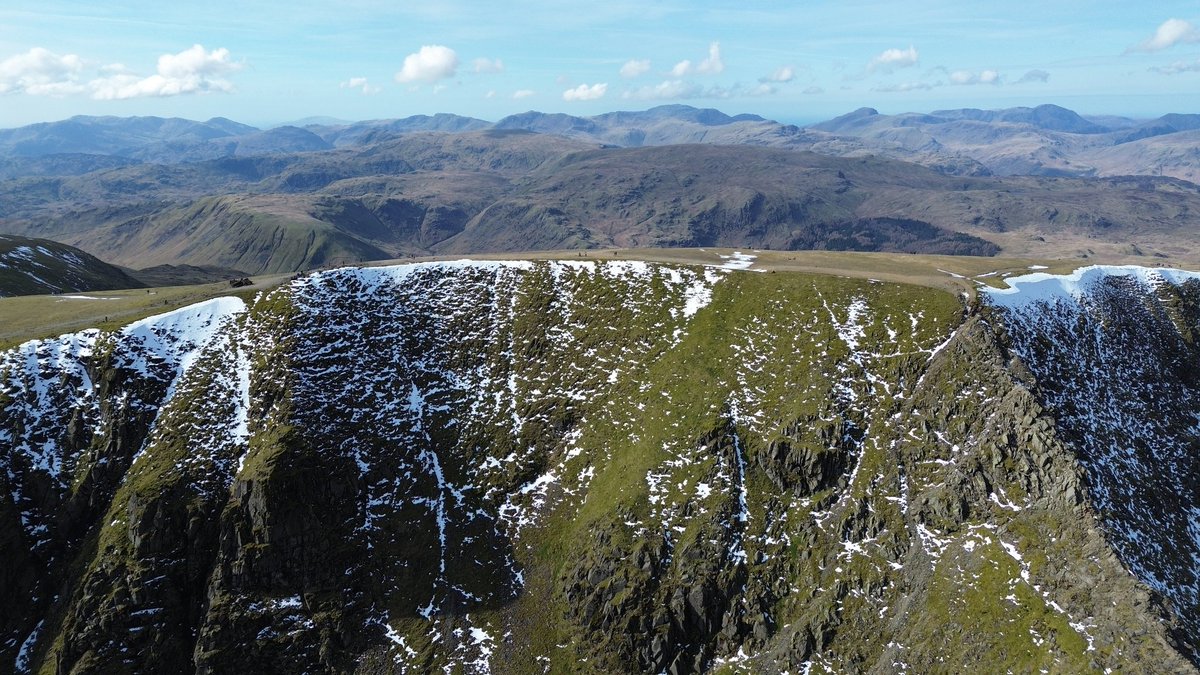 There's an updated Fell Top Conditions Report based on today (Easter Sunday's) observations from #Helvellyn at: lakedistrictweatherline.co.uk 📸 the remaining snow cover on the east face of Helvellyn