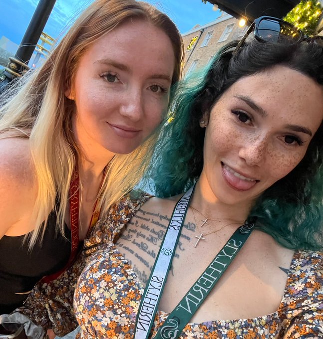 Join my new no ppv page it&rsquo;s on sale and 3 days old!   https://t.co/iuMM1zVbIN https://t.co/BJXgKgMD