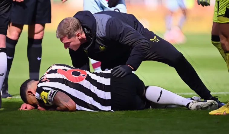 BREAKING: Jamaal Lascelles ruled out for 6-9 months with ruptured ACL. The exact same injury Sven Botman received two weeks ago; Lascelles set to be operated on next week. Massive blow for #NUFC missing both centre backs until potentially next year.