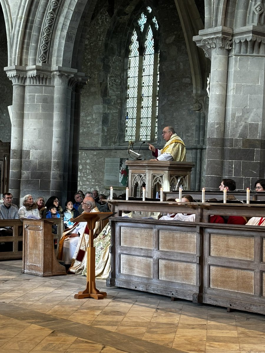 StDavidsCath's tweet photo. Aleliwia! Atgyfododd Crist! Alleluia! Christ is Risen! Pasg Hapus - Happy Easter from  us all at St.Davids Cathedral #pasghapus #easterday #christisrisen #alleluia https://t.co/QjggD8hnNr