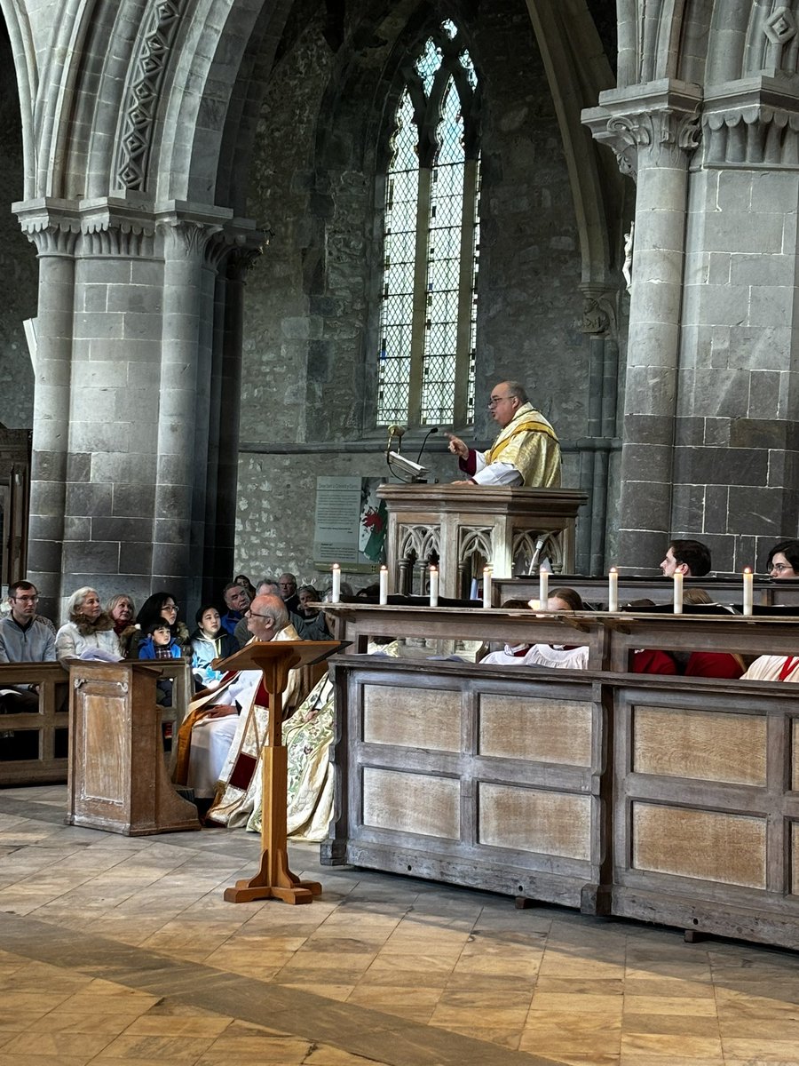 Aleliwia! Atgyfododd Crist! Alleluia! Christ is Risen! Pasg Hapus - Happy Easter from us all at St.Davids Cathedral #pasghapus #easterday #christisrisen #alleluia