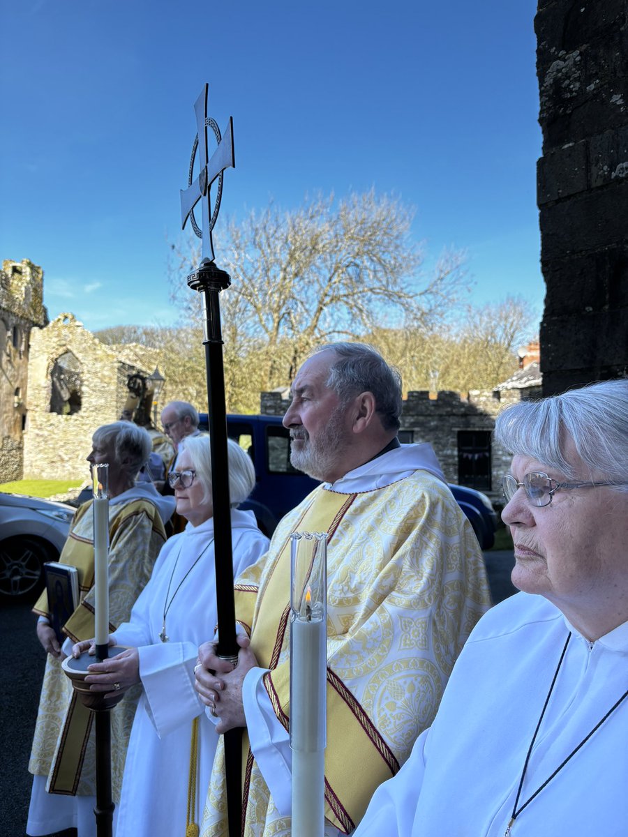 StDavidsCath's tweet photo. Aleliwia! Atgyfododd Crist! Alleluia! Christ is Risen! Pasg Hapus - Happy Easter from  us all at St.Davids Cathedral #pasghapus #easterday #christisrisen #alleluia https://t.co/QjggD8hnNr