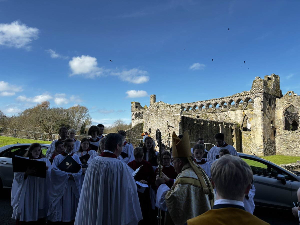 StDavidsCath's tweet photo. Aleliwia! Atgyfododd Crist! Alleluia! Christ is Risen! Pasg Hapus - Happy Easter from  us all at St.Davids Cathedral #pasghapus #easterday #christisrisen #alleluia https://t.co/QjggD8hnNr