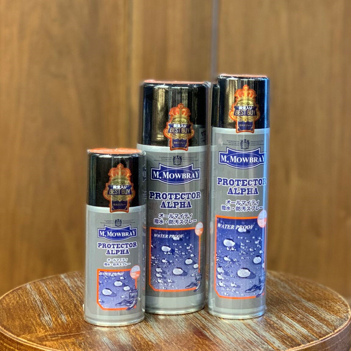 【雨のシーズン前に準備しておきたいアイテム】

雨の前に準備しておきたいのが雨対策グッズ。大切な革靴を雨から守るためには、必ず持っておきたいアイテム。

革靴や皮革製品だけでなく、傘や服なのど布地にも使えるオールマイティタイプの防水スプレーのご紹介です。
▶▶shoe-repair.net/news/26940/