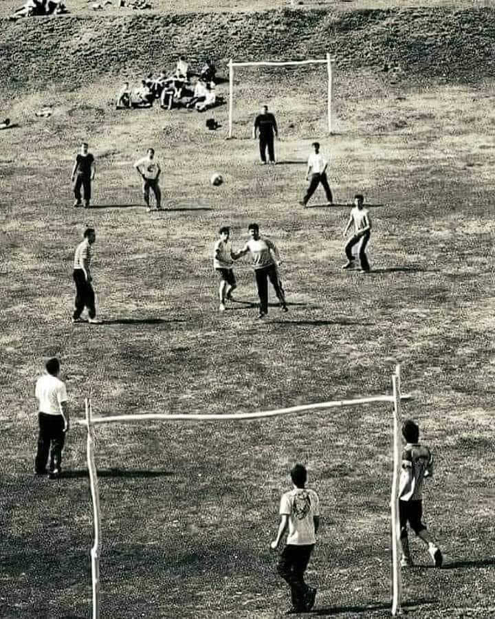 FutebolVerdad's tweet photo. REGRAS DA PELADA DE FUTEBOL DE ANTIGAMENTE:
  
(1) Os dois melhores não podem estar no mesmo time. Logo, eles tiram par-impar e escolhem os times.

(2) Ser escolhido por último era  uma grande humilhação.

(3) Um time jogava sem camisa e o outro com camisa. (+) https://t.co/tO2SIW2gUJ