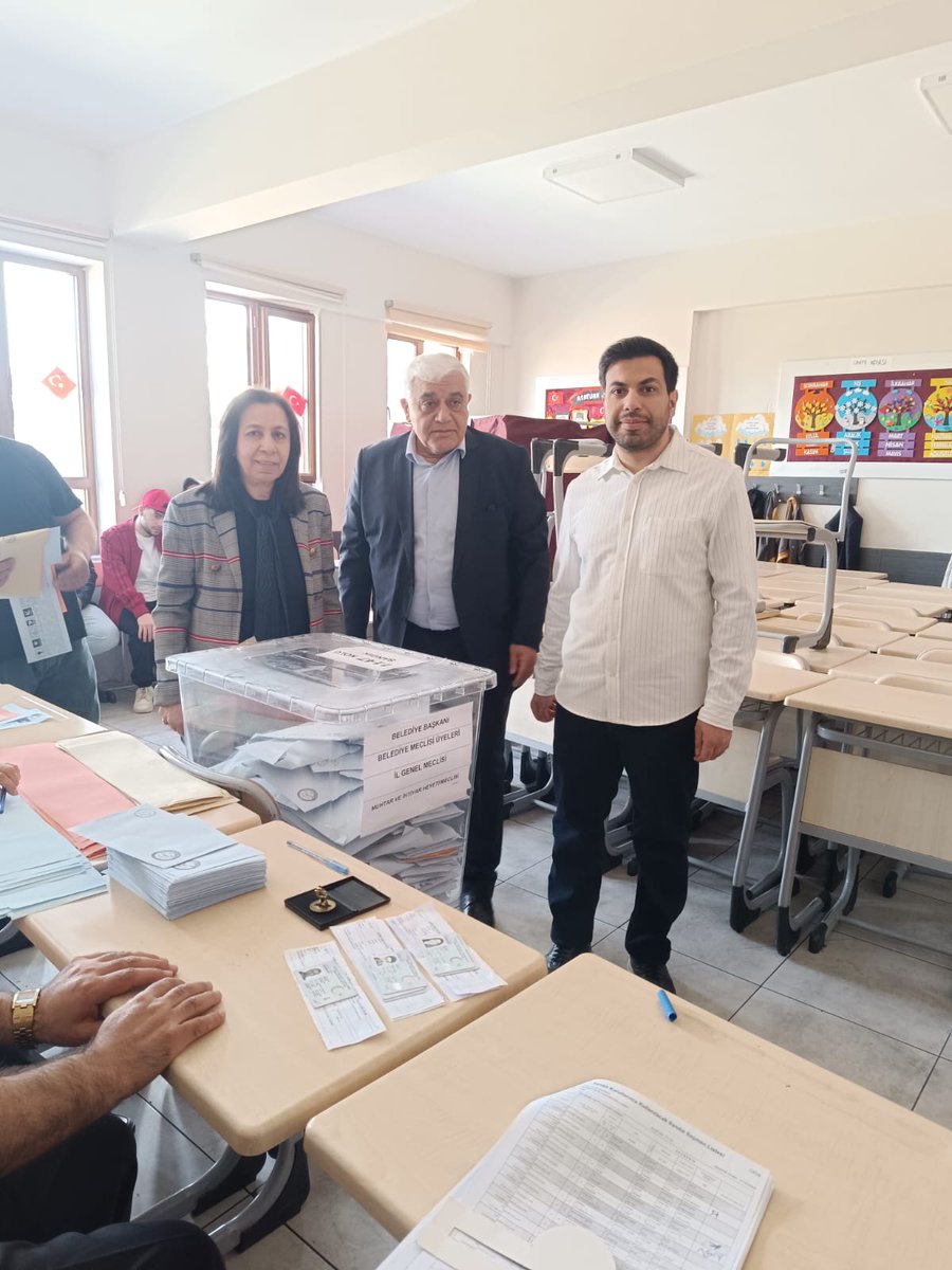 Biz elimizden geleni yapmaya çalıştık, şimdi de
Kilis'imizi emanet edeceğimiz, Belediye Başkan ve meclis üyelerimizin, muhtarlarımızı seçmek için  Yerel Yönetimler Seçiminde Ailece oylarımızı kullandık;
Hayırlı uğurlu olsun diyor seçimimiz hayırlı hizmetlere vesile olsun diyorum.