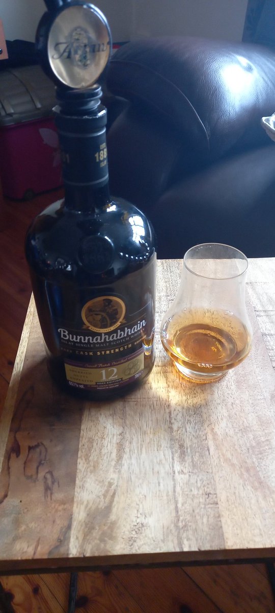 Afternoon #drams 60.1% from @Bunnahabhain with friends this could get dangerous #Islay #whisky #Scotland 🏴󠁧󠁢󠁳󠁣󠁴󠁿 🤤🥃👀