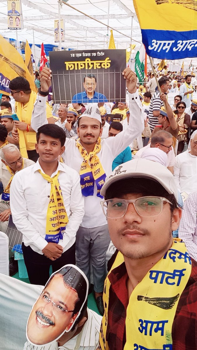 aapsnilesh's tweet photo. हमारा देश महान
हमारा लोकतंत्र महान ❤️

इसे बचाने की जिम्मेदारी हमारे कमान 💪

#IndiaWithKejriwal #तानाशाही_हटाओ_लोकतंत्र_बचाओ
@AamAadmiParty @AAPMaharashtra https://t.co/zdhnES6PoT