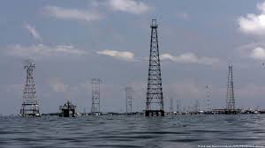 En 1970 en Venezuela se alcanzó el tope anual histórico en la extracción de petróleo con promedio de 3 millones 708 mil barriles diarios. De acuerdo a cifras OPEP la producción venezolana actual es de 820 mil barriles diarios y PDVSA reporta producción de 877 mil barriles diarios