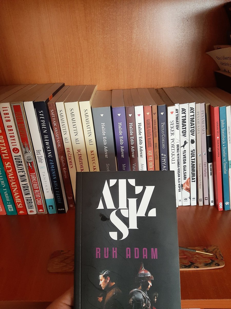 O füsunkar ve güzel gözleri her kalbi deşen
Öyle bir nazlı kızın aşkına düştüm ben ki…