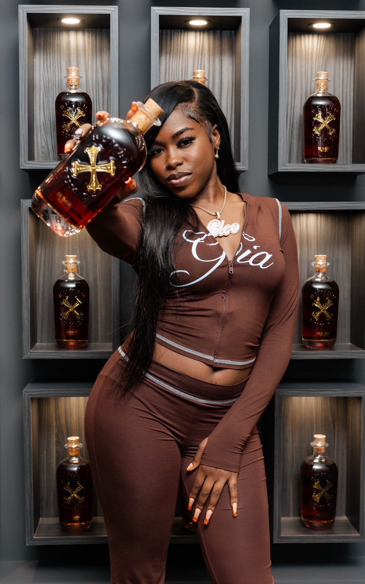 MusicXclusives's tweet photo. We spent some time with @iamcleotrapa at @OfficialBelaire this week 🤩 celebrating @OriginalBumbu 

Shoutout to @MarieDriven @Playbook_MG https://t.co/NS2D45Y1Ez